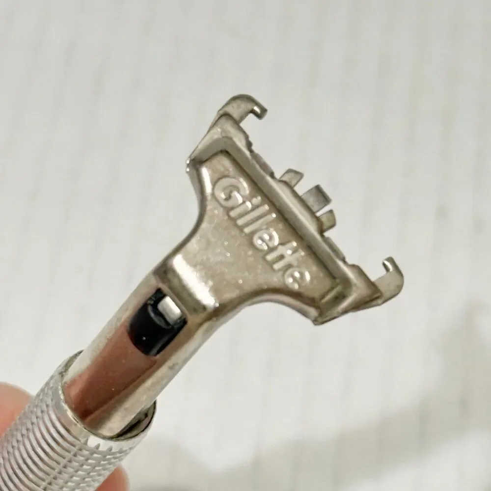 Vtg Gillette ATRA Contour Mens Safety Pivoting Razor Aluminum Handle + 19 Cartri